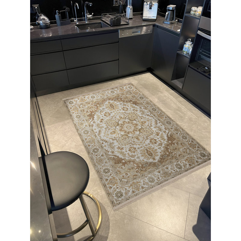 Tapis décoratif beige à motif frangé et à motif traditionnel, Rectangle 5 pi 2 po x 7 pi 7 po