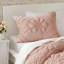 Ensemble d'édredon doux et confortable, parfait pour une bonne nuit de sommeil et ajoutant une touche de féminité à votre chambre à coucher.-120903177-120903179
