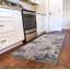 Tapis bleu multicolore à l'esthétique antique