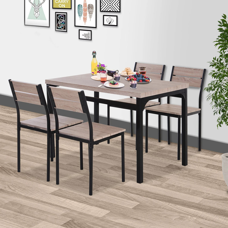 Ensemble repas pour quatre personnes