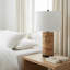 Lampe de table cylindrique moderne tissée en ruppie maritime pour le salon - petite touche texturée pour l'éclairage de chevet d'un bureau ou d'une chambre à coucher - 26 po, brun et blanc