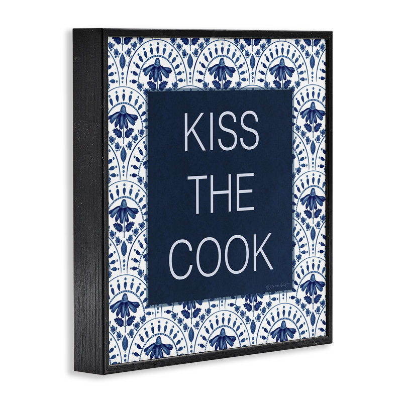 «Kiss The Cook Blue Florals», giclée encadrée, conception par Annie Lapoint, Giclée encadrée noir minuit, H 12 po x l 12 po