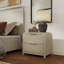 Ensemble de chambre à coucher 6 pièces avec lit à panneaux, commode, miroir, deux tables de chevet et commode Croskey en gris clair, très grand Croskey-7904737