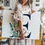 Toile, une illustration fantaisiste avec une grande lettre E, art mural complexe orné d'un feuillage tropical vibrant-315790699