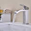 Robinet de lavabo de salle de bain avec sortie cascade, poignée simple, bonde escamotable pour trop-plein, nickel brossé, débit d'eau facile et ajustement de la température, matériau en acier inoxydable, débit stable,