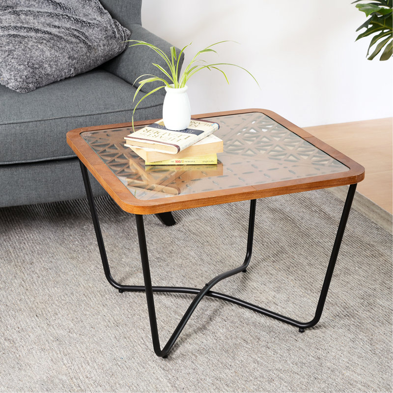 Table basse contemporaine carrée avec verre découpé géométrique artistique et surface facile à nettoyer pour une utilisation pratique Design moderne sur un plateau en bois chaleureux et une atmosphère confortable