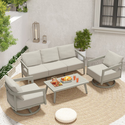 Ensemble de conversation de patio en osier 4 pièces Trombley avec canapé 3 places, chaises pivotantes, table basse et coussins gris