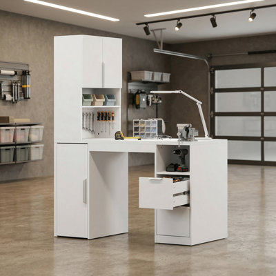 Établi blanc moderne avec panneau perforé et rangement mobile