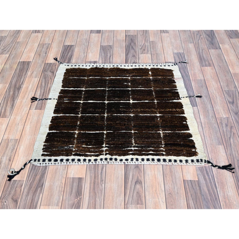 Tapis brun noué à la main 1 pi 8 po x 2 pi en laine naturelle non tissée, tissage marocain, motif quadrillé et motif oriental
