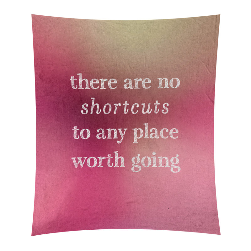 Tapisserie en polyester à l’écriture "no shortcuts", H 104 po x l 88 po, Lueur rose