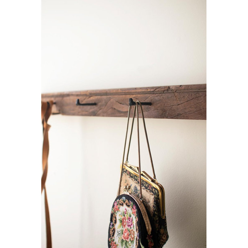 Porte-manteau en bois recyclé avec crochets en fer forgé