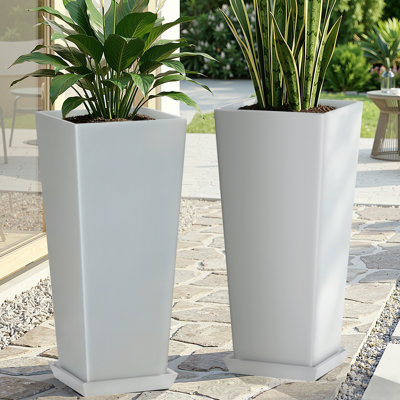 Grandes jardinières de 24 po de hauteur avec soucoupes Lenoris, pots de fleurs de sol robustes et grands, jardinières d'extérieur blanches pour balcon, patio et intérieur
