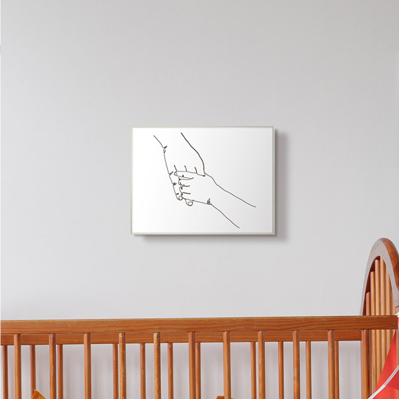 Une famille se tenant la main pose un dessin au trait minimal, H 10 po x l 15 po x P 0,5 po, Plaque murale