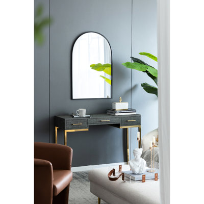 Miroir arqué noir avec cadre en métal, ajoutant du caractère à n'importe quel bord de la chambre de la salle de bain