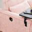Velours côtelé rose avec choix polyvalents: fonction coulissante, plateau de table mobile, ports pour un espace personnalisable Ajouts innovants: mécanisme, expérience unique
