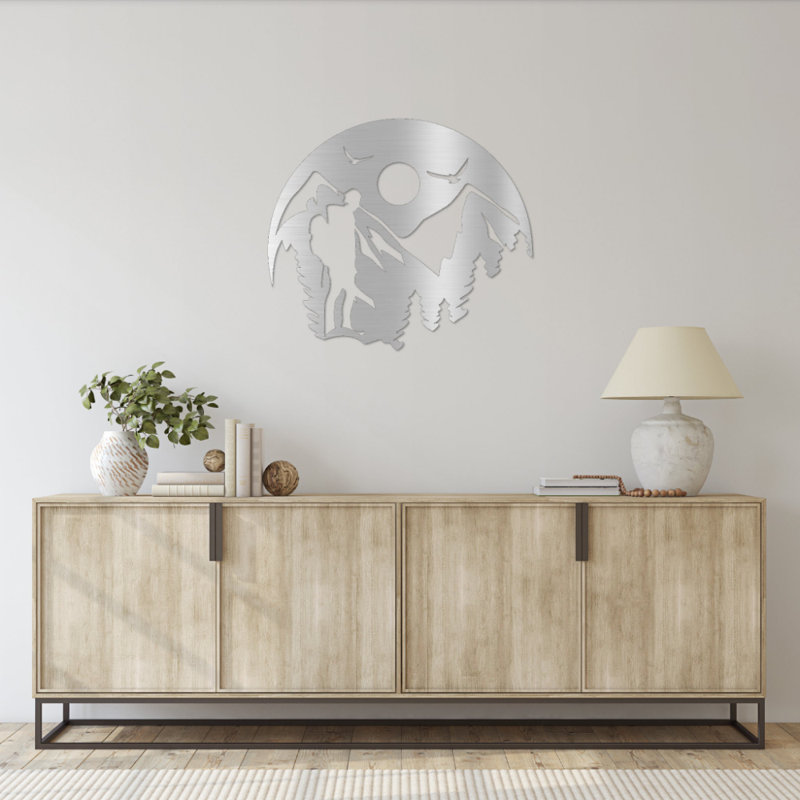 Art mural en métal - Randonnée en montagne, H 23 po x l 20 po x P 0,12 po, Argent