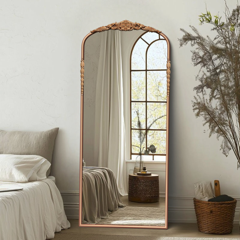 Miroir de plancher arqué antique orné pleine longueur avec autoportant, 71 x 30 po, Laiton antique