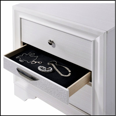 Table de chevet 3 tiroirs en bois avec boutons ronds en nickel, parfaite pour les chambres à coucher modernes et le rangement organisé