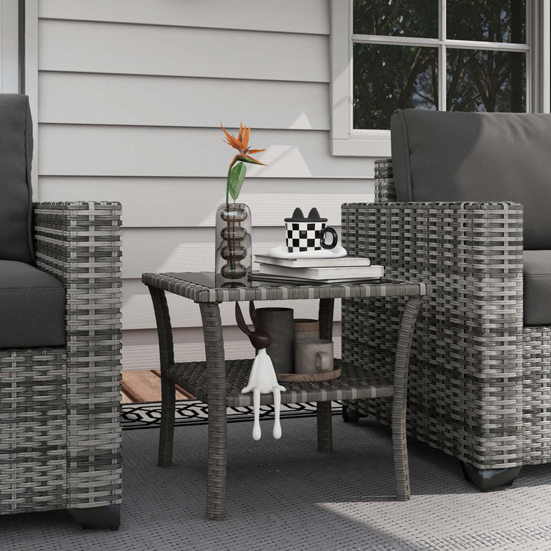Table d'appoint en rotin Outsunny, table de bout d'extérieur avec tablette de rangement, cadre carré en aluminium, table basse avec plateau en verre trempé, sable