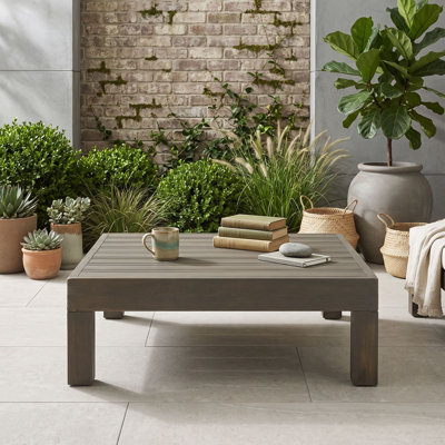 Table basse d'extérieur en bois d'acacia avec pattes