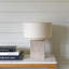Lampe de table en calcaire naturel 15 po avec abat-jour en coton crème Atticus