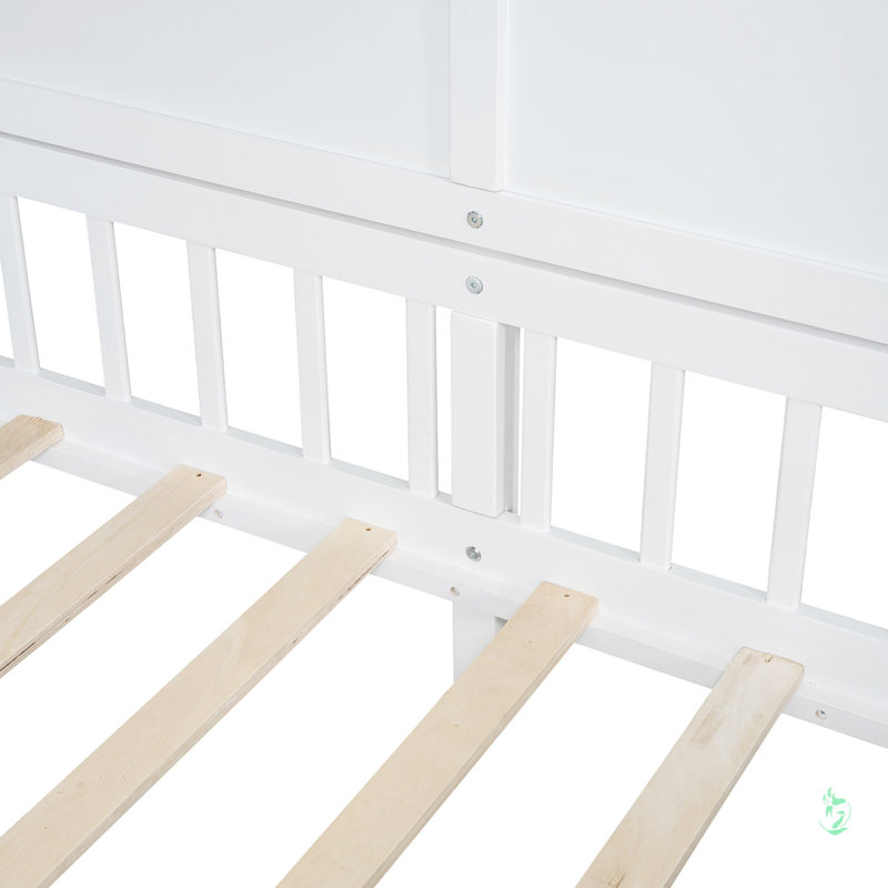 Lit simple avec tablettes, lit maison avec fenêtre et bande lumineuse étincelante sur le toit