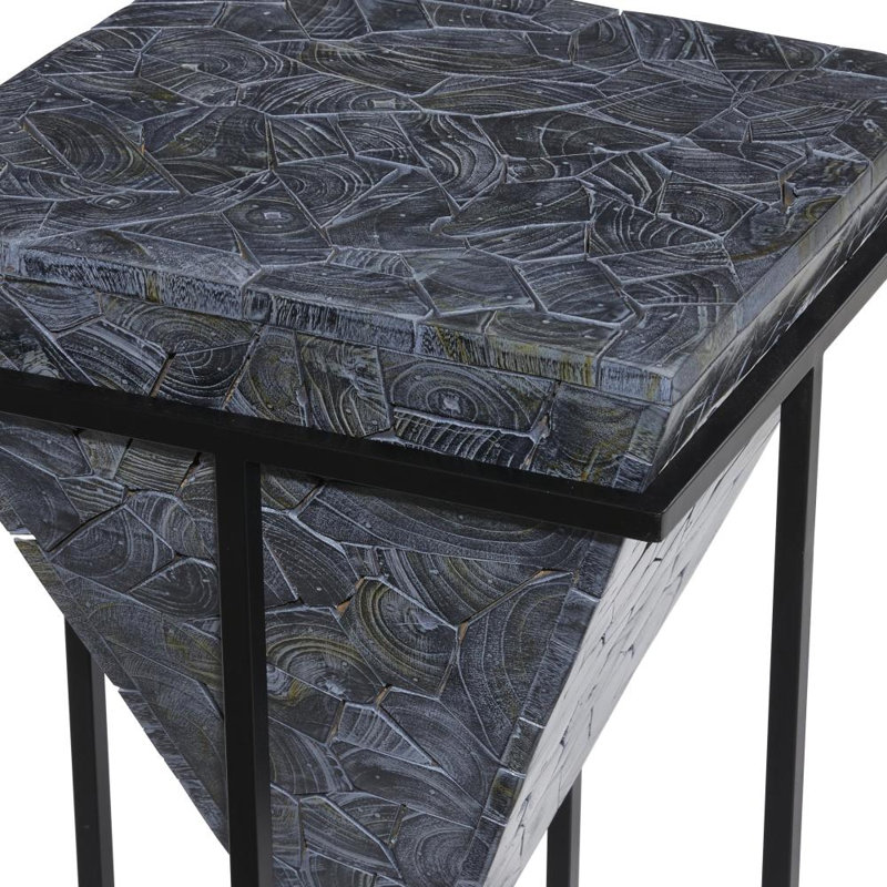 Table d'appoint grise en bois de teck pyramide faite à la main avec support en métal noir