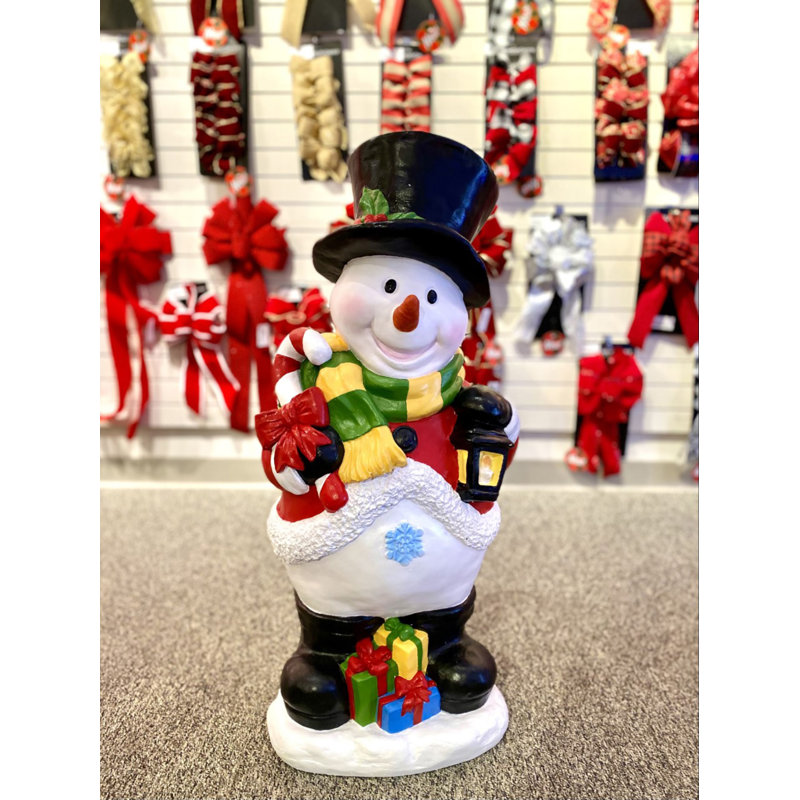 Bonhomme de neige présente l'art de la pelouse