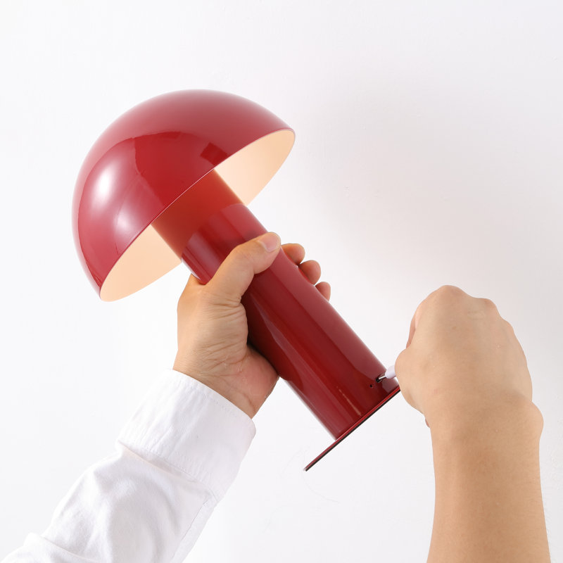 Lampe de table simple 10,75 po Viv, Rouge