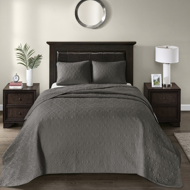 Le grand couvre-lit réversible gris foncé présente un matelassage riche et un rembourrage en coton prélavé pour une sensation de chambre à coucher relaxante.