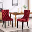 De 2 chaises de salle à manger en velours bourgogne. Rivets décoratifs hauts, pieds en bois massif, style élégant et confortable, fabrication solide,-134677938-134677941