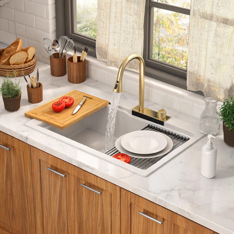 Évier de cuisine à cuve unique de 84 cm (33 pouces) en composite de granit et quartz blanc, avec robinet extractible et design en cascade