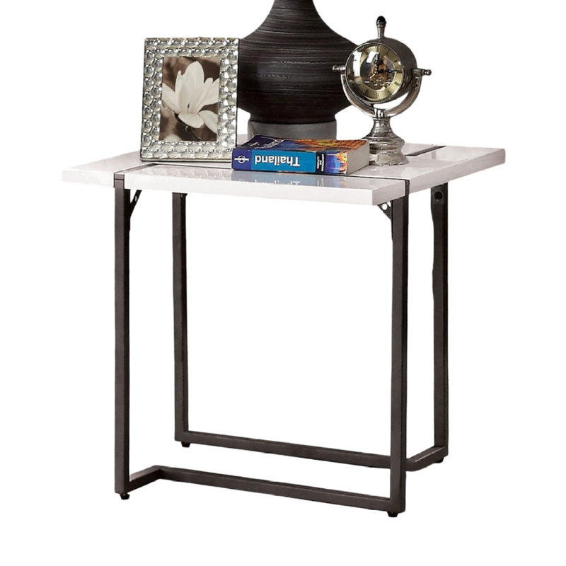Table de bout contemporaine avec plateau en laque et pieds en métal
