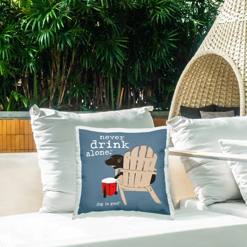 Coussin d'extérieur «Never Drink Alone» par Dog Is Good