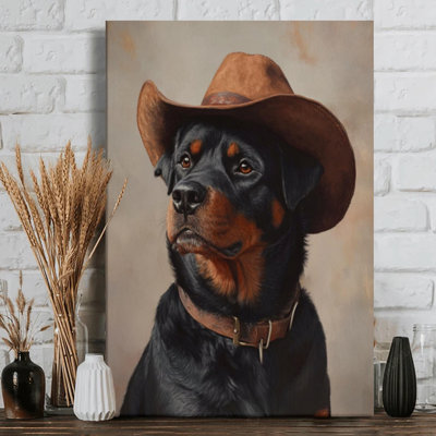 Rottweiler portant un chapeau de cowboy et un collier en cuir, art mural sur toile - Style réaliste de peinture à l'huile. Peinture moderne, galerie profonde de 1 po, 24 po x 36 po