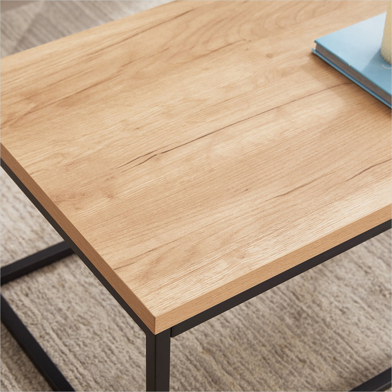 Table basse avec plateau en faux marbre et finition chêne, structure industrielle moderne carrée de 30 pouces