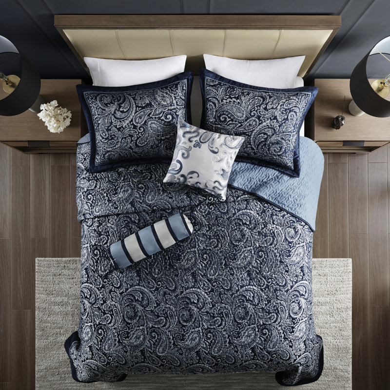Couvre-lit bleu marine avec coussins. Motif classique. Bleu marine foncé, bleu poussiéreux. L 102 po x L 118 po 2 taies décoratives. 5 coussins décoratifs - bleu marine. Style traditionnel. Argent. Taies décoratives, laver à la machine