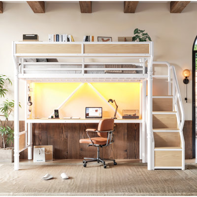 Lit mezzanine simple en métal de taille XL avec bureau intégré et prise de courant, bande DEL, cadre de lit mezzanine en métal avec panneaux perforés et panneaux de rangement en filet, escalier de rangement avec garde-robe, blanc