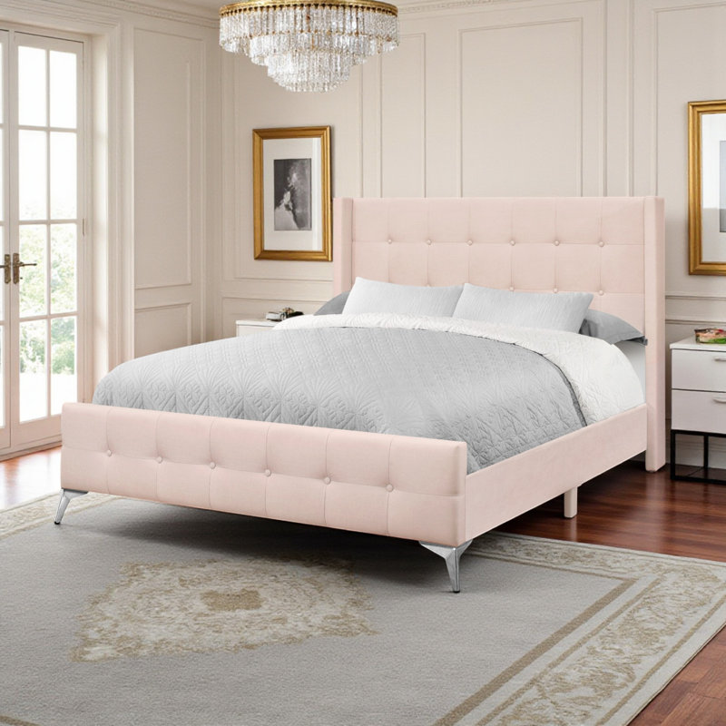 Grand lit tapissier Paris, velours rose, structure en métal avec pieds, H 49,36 po x l 65,89 po x L 87,77 po