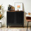 Armoire noire moderne avec porte grillagée et structure en métal, rangement spacieux pour la maison, pied de porte rayé à lattes multifonctionnel, espace spacieux