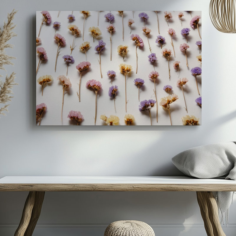 Toile, un arrangement délicat de fleurs séchées assorties éparpillées à travers un art mural sur fond blanc doux créant un art mural serein et sur toile