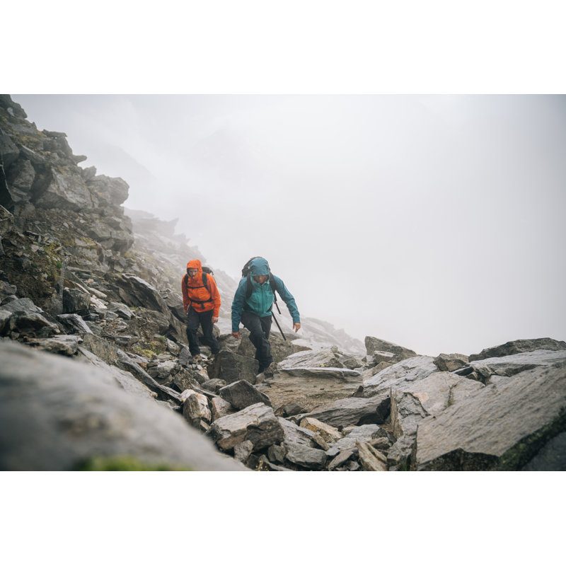 Mountaineers Scramble Up a Rocky Ridge par Ascentx Media, H 20 po x l 30 po