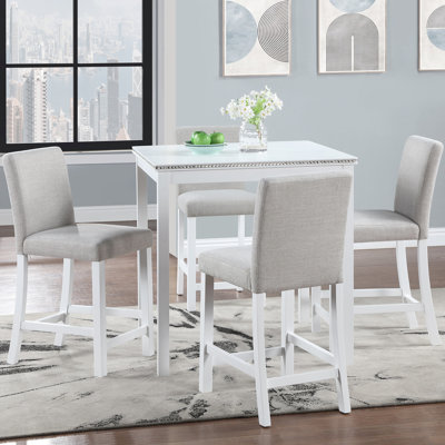 Ensemble de salle à manger 5 comptoirs de hauteur blanche. Table carrée avec ornements en cristal. Ensemble de chaises en bois massif et manufacturé de 5 pièces. Embellissement. Matériau