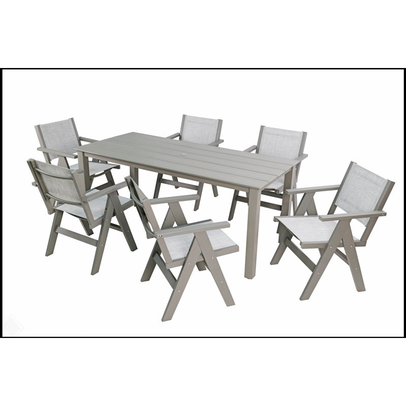 Table de salle à manger en bois imitation bois texturé, durable et élégante pour les pique-niques en plein air avec un design compact
