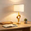 Ensemble de 2 lampes de table modernes avec ports USB, conception sculpturale en résine dorée sur base en marbre, interrupteur à double chaîne et ampoules pour la table de chevet du salon