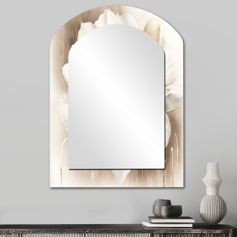 Simple fleur beige II - grand miroir mural arqué sur métal, 34 po x 25 po