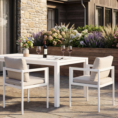 Chaise de salle à manger d'extérieur de 2 chaises de patio toutes saisons avec cadre en aluminium blanc avec coussins en tissu beige, capacité de 300 lb, conception moderne et élégante, spacieuse de 24,12 l x 24,12 l 33,44 h, stable et facile à nettoyer