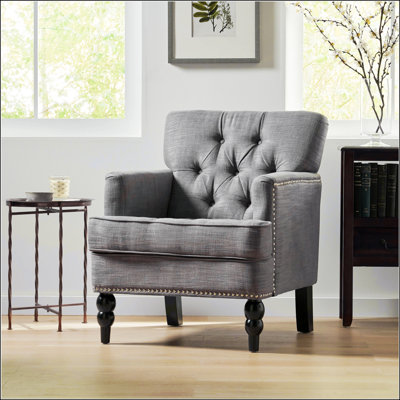 Le fauteuil club capitonné Harrison offre un confort luxueux au design élégant, pour la détente et le style dans n'importe quelle pièce.