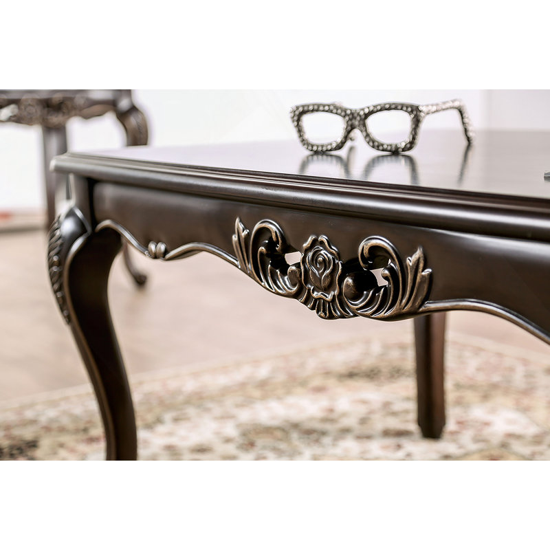 Table basse de style traditionnel avec des pieds courbés, une conception sculptée et une structure en bois massif avec une finition Java riche