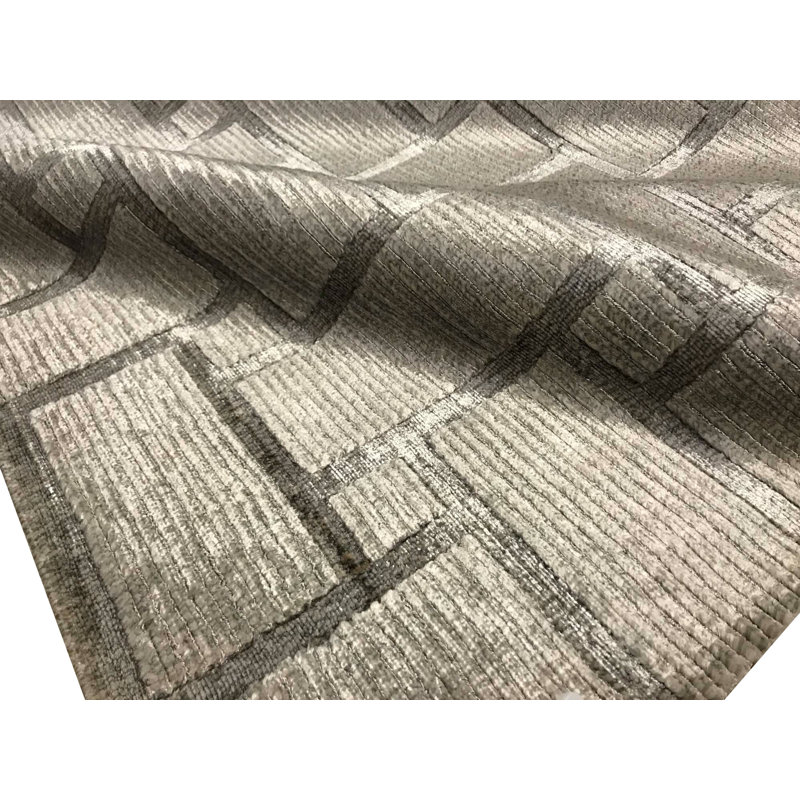 Geometric Area Rug in Light Gray/Brown